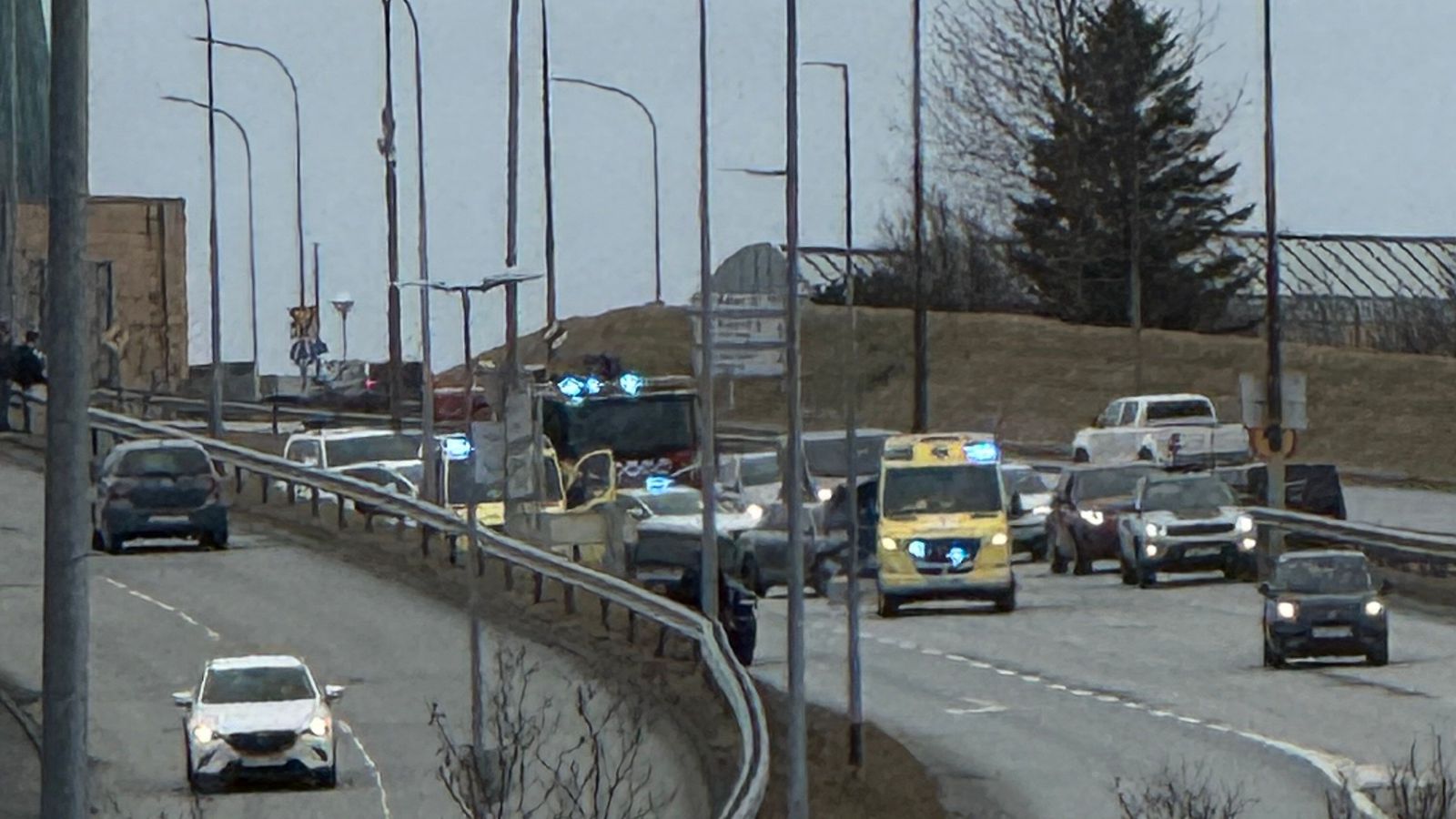 Einn fluttur á slysa­deild eftir á­rekstur - Vísir