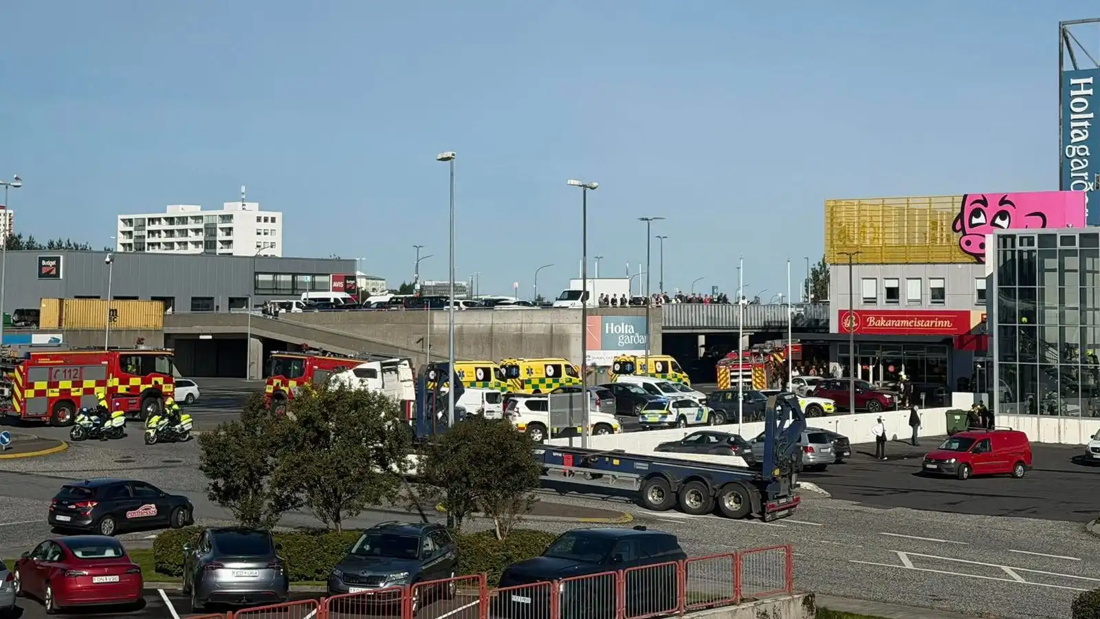 Einn fluttur á slysa­deild eftir eld í Holta­görðum - Vísir