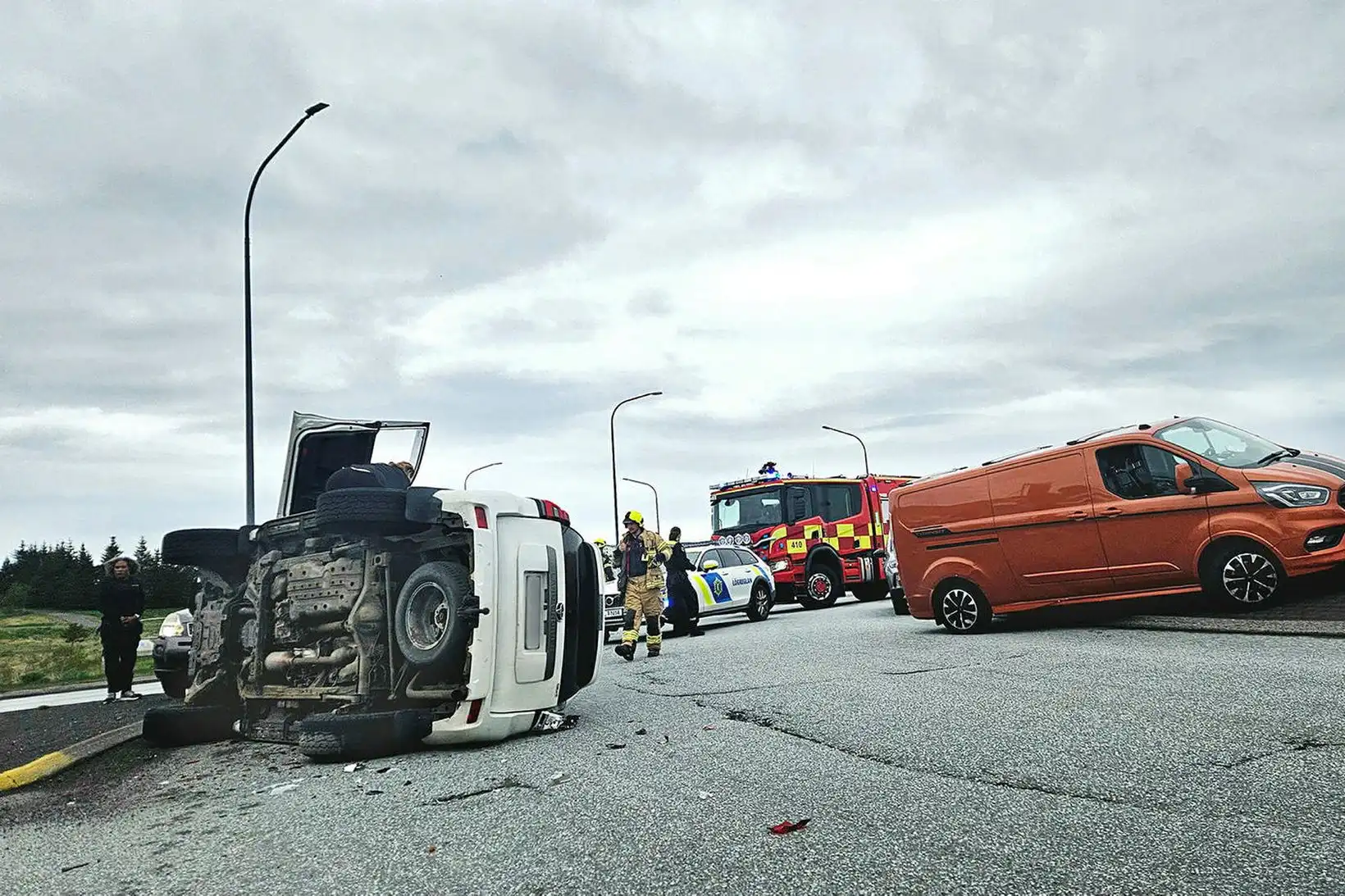 Einn fluttur á slysadeild eftir harðan árekstur - MBL.IS