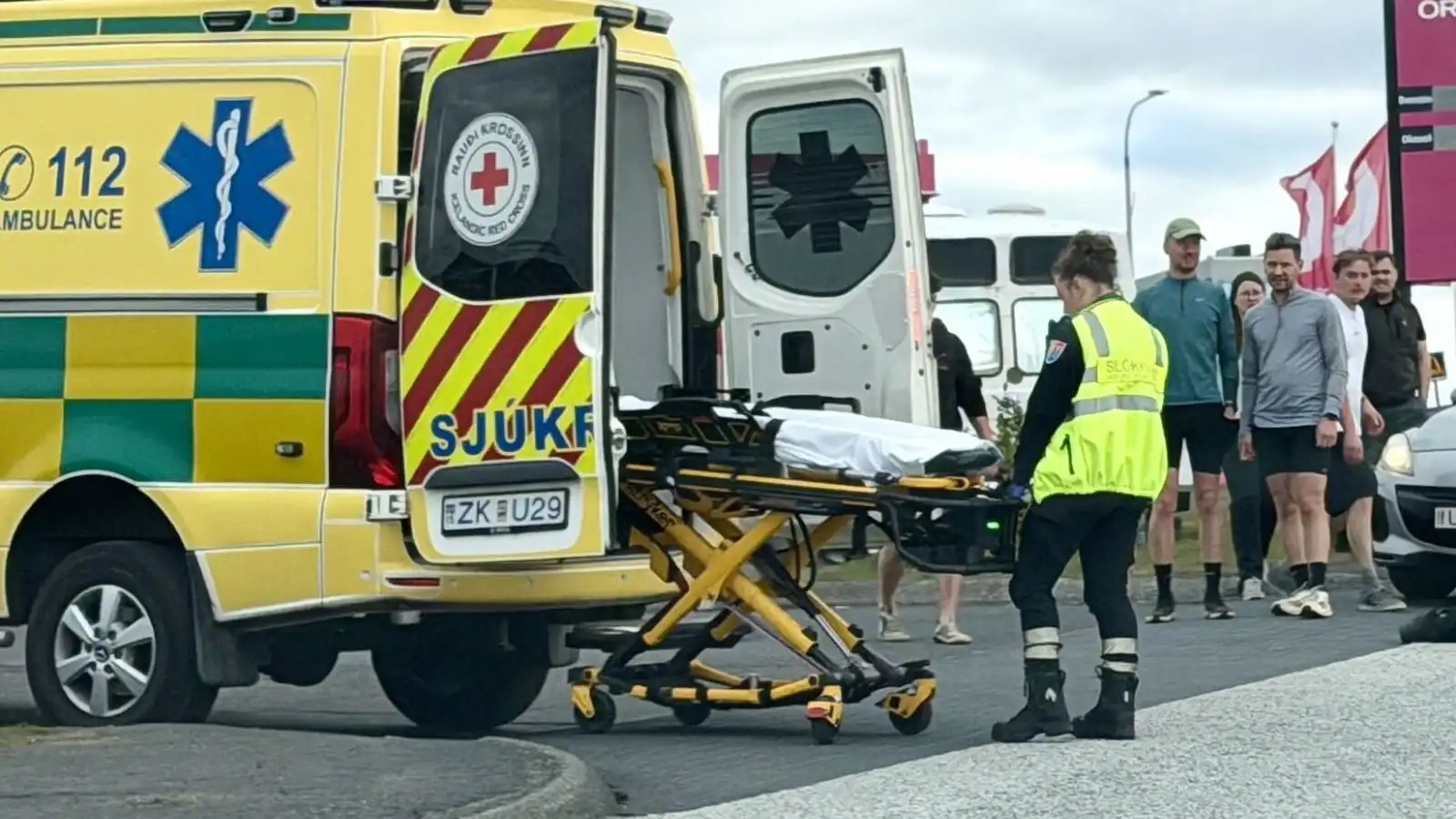 Einn fluttur á slysa­deild eftir mótorhjólaslys - Vísir