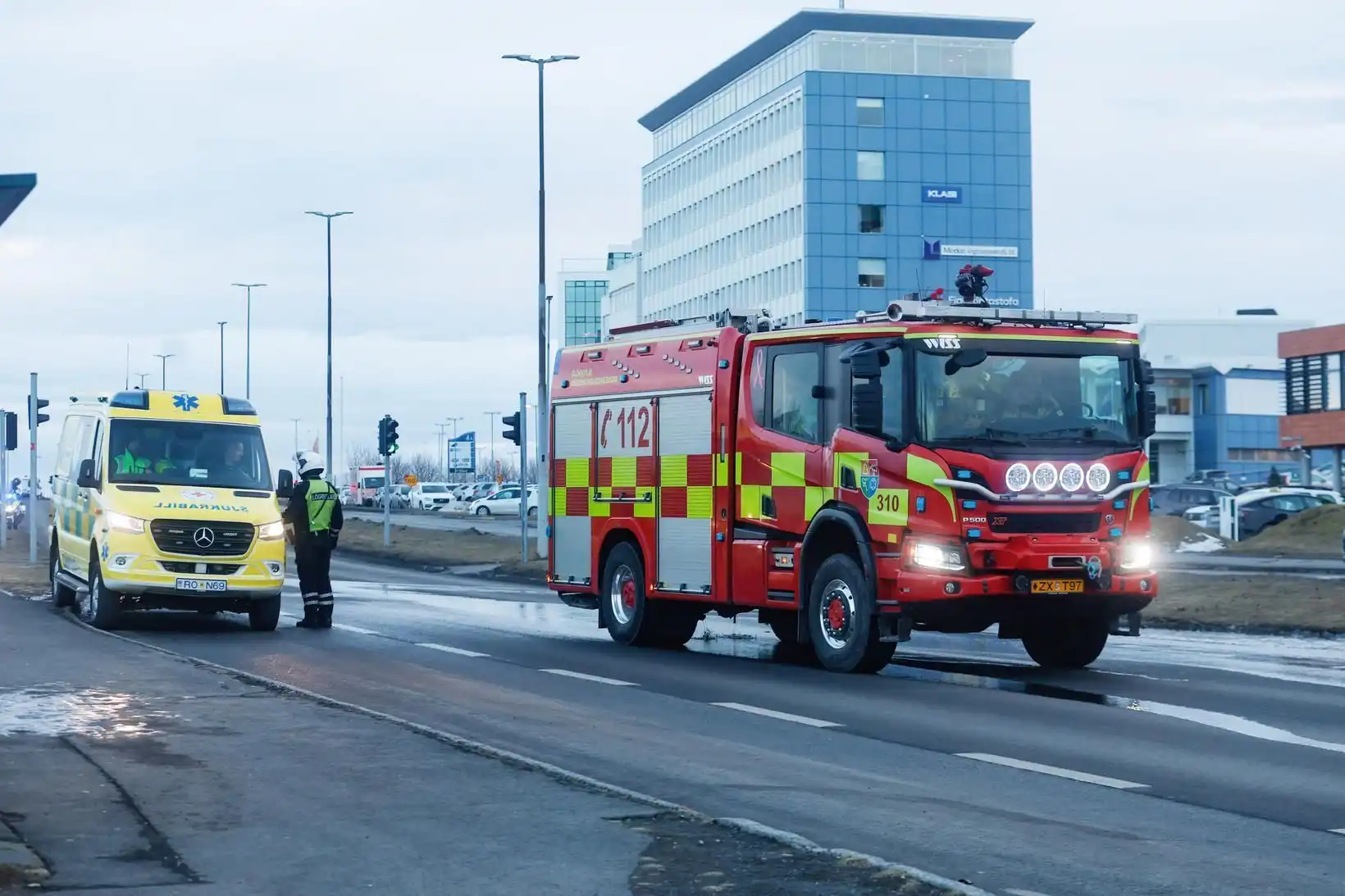 Einn fluttur á slysadeild eftir umferðarslys - MBL.IS