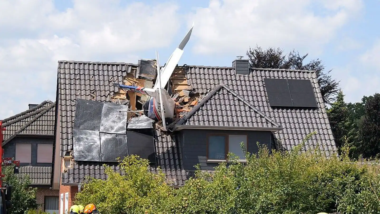 Einn látinn eftir að flug­vél endaði á hús­þaki - Vísir