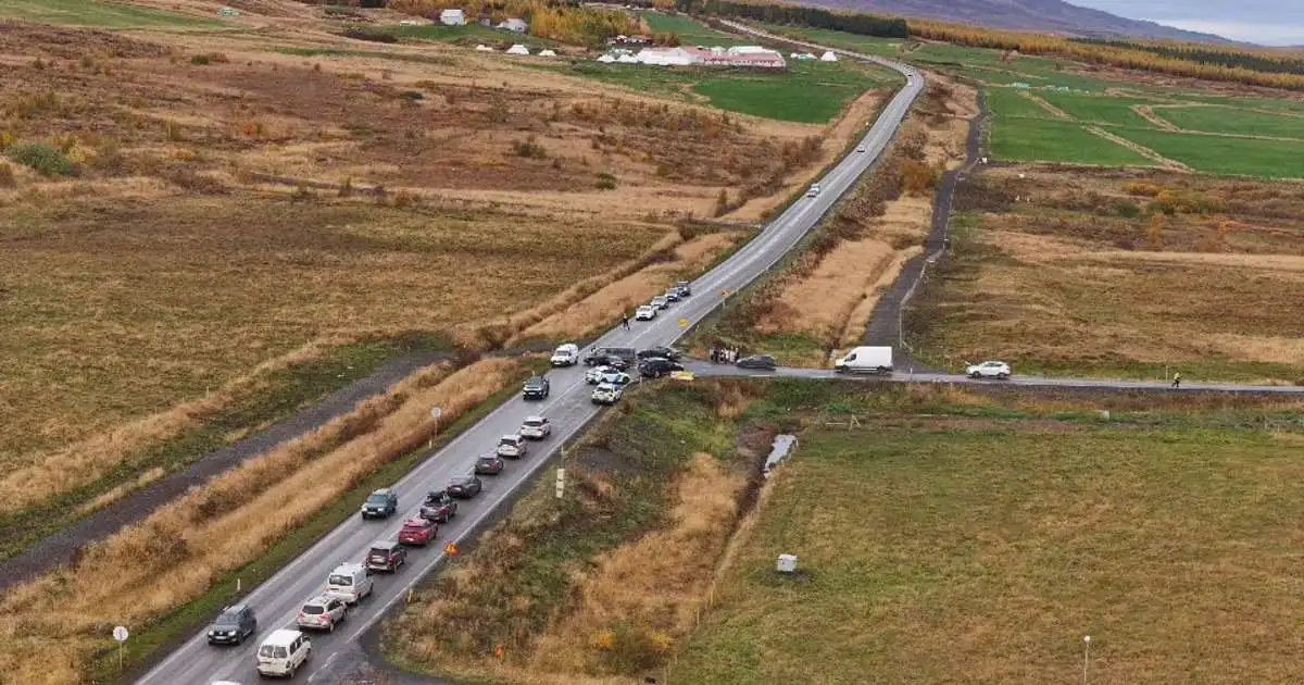 Einn slasaður eftir harðan árekstur rétt fyrir utan Akureyri