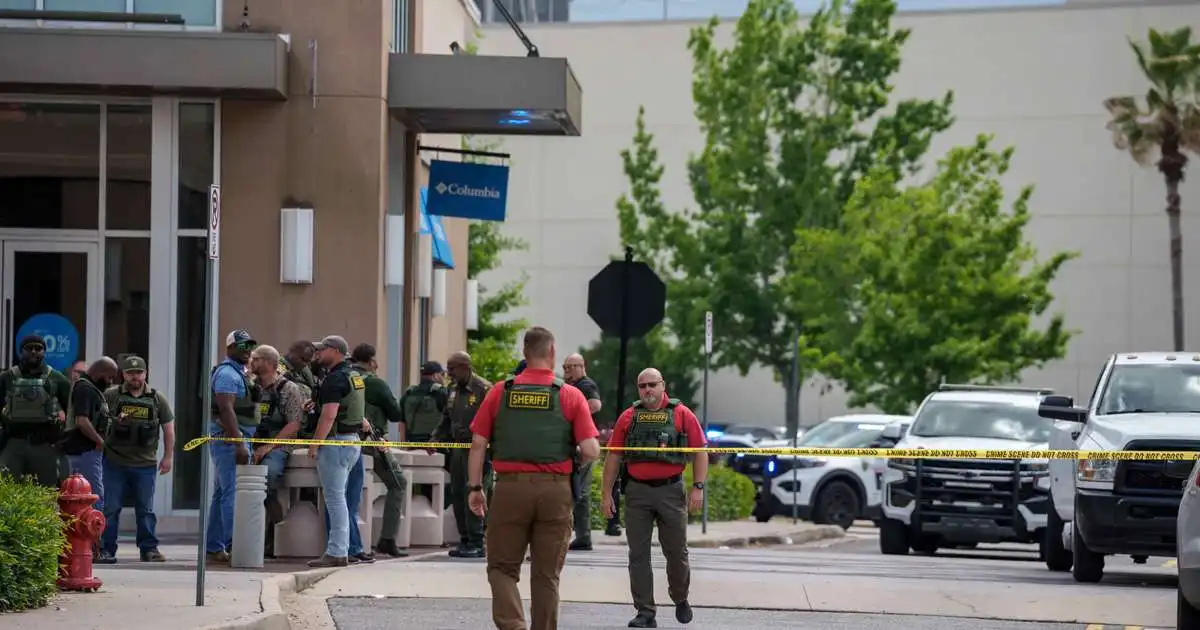 Einn var drepinn og fimm særðust í skotárás í Mall of Louisiana
