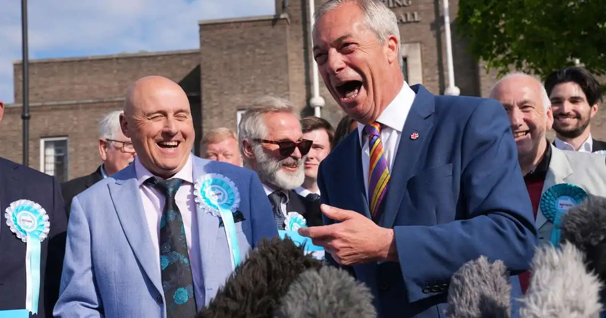 Ekkert fararsnið á Starmer en Farage kampakátur