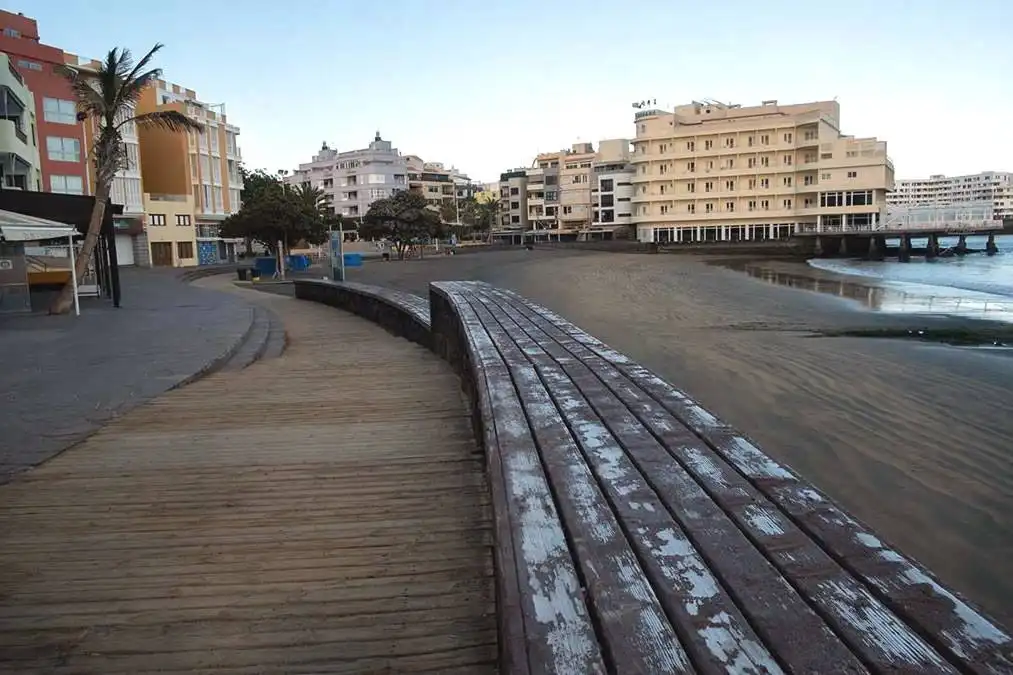 El Medano’s wooden seafront walkway nears completion after major renovation