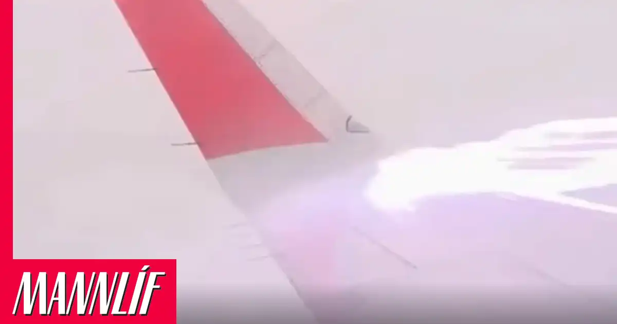 Eldingu laust niður í væng flugvélar