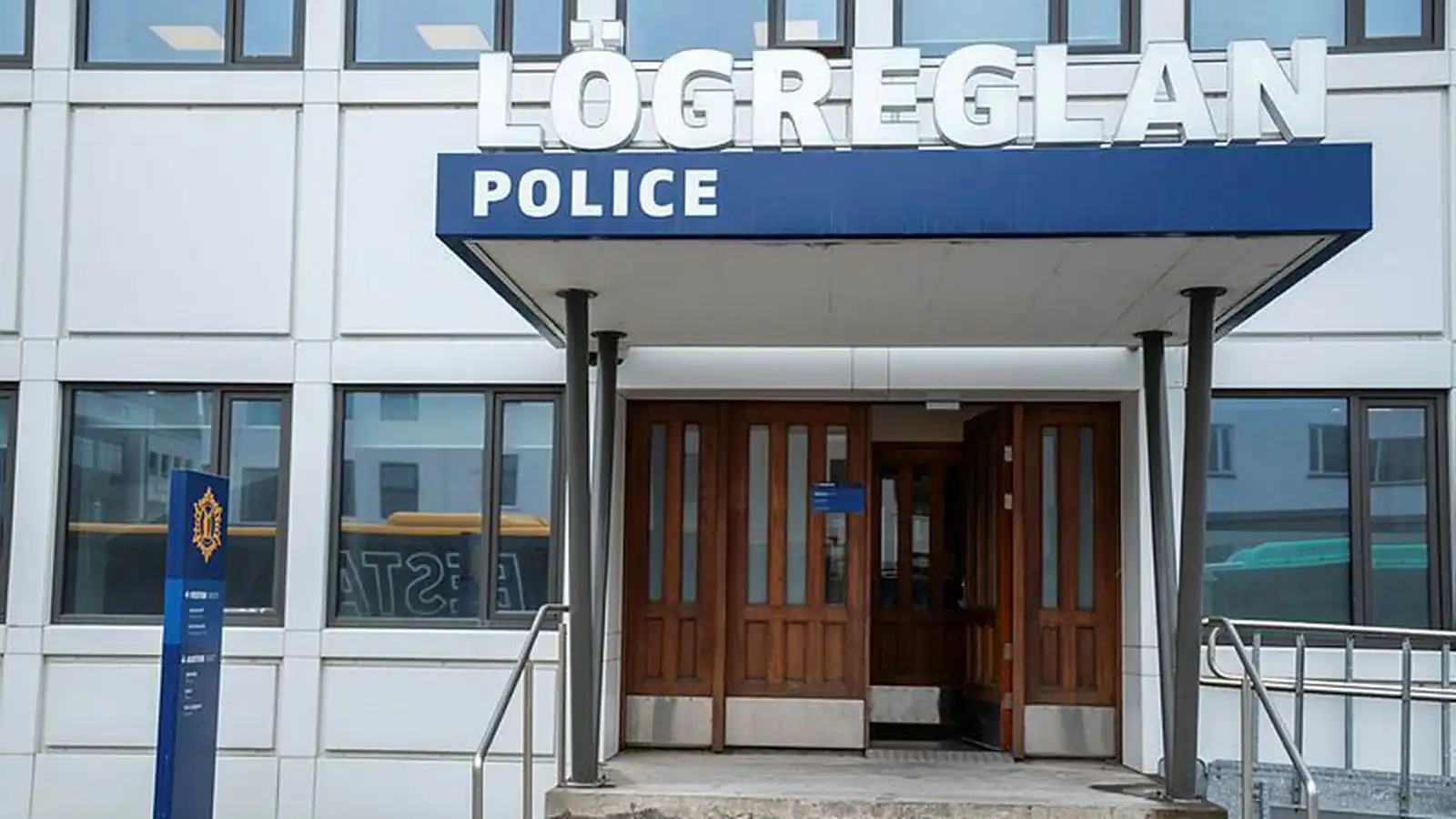 Elti blóðugan brotaþola inn á lög­reglu­stöðina - Vísir