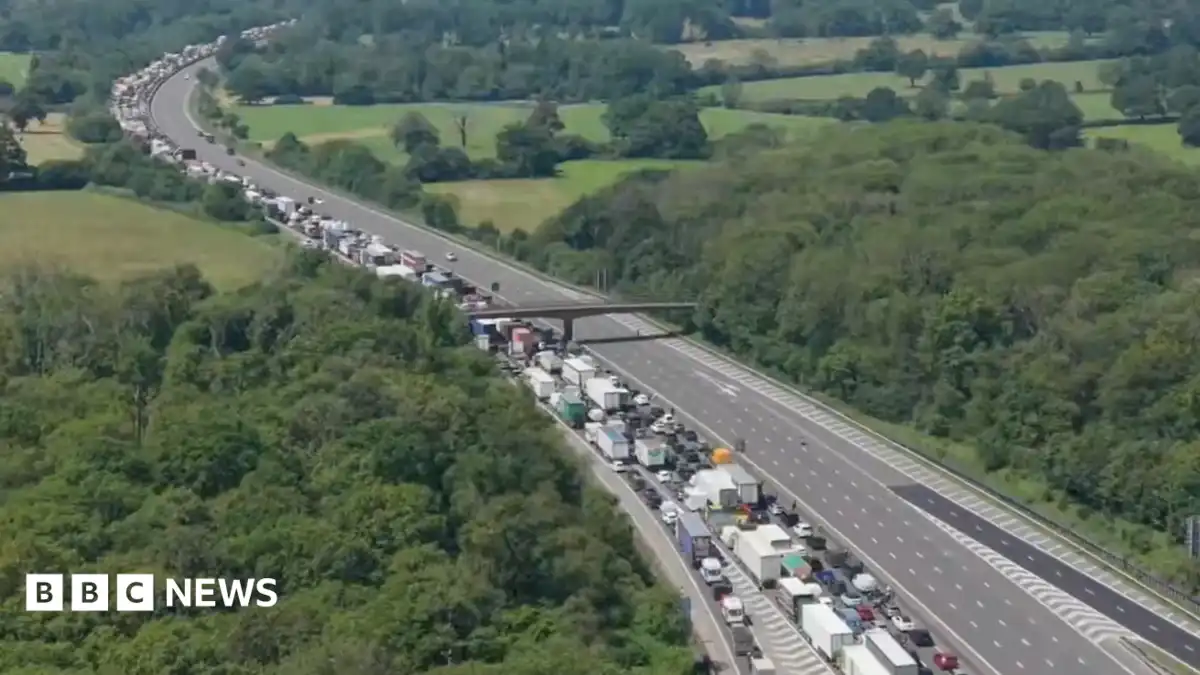 Emergency calls to traffic stuck on M25 for hours in record heat