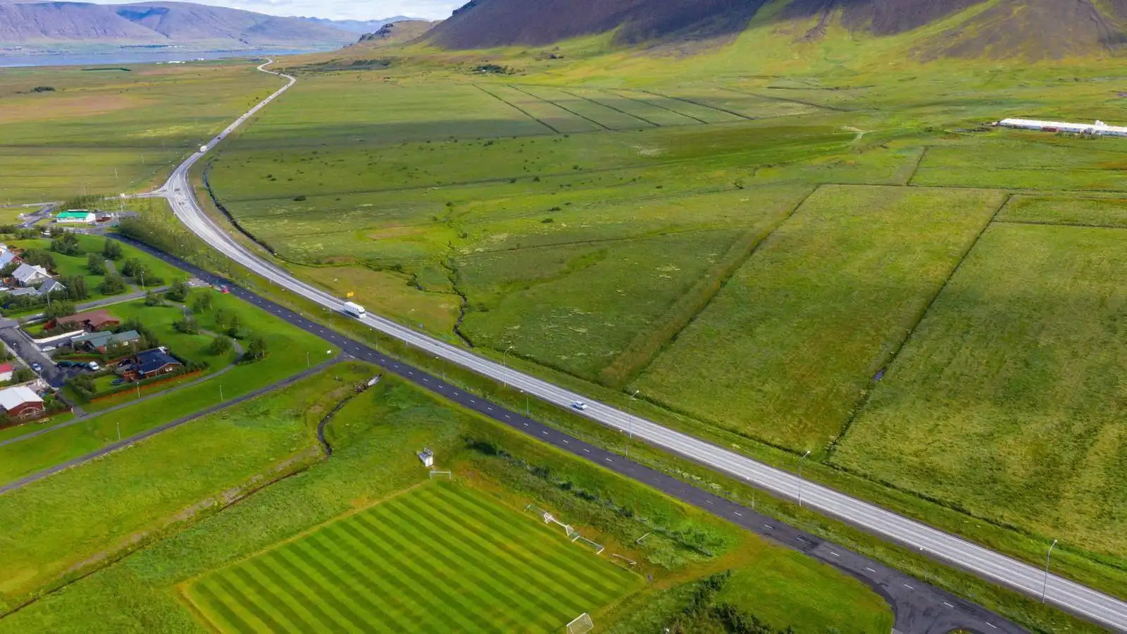 Endaði út af eftir fram­úr­akstur - Vísir