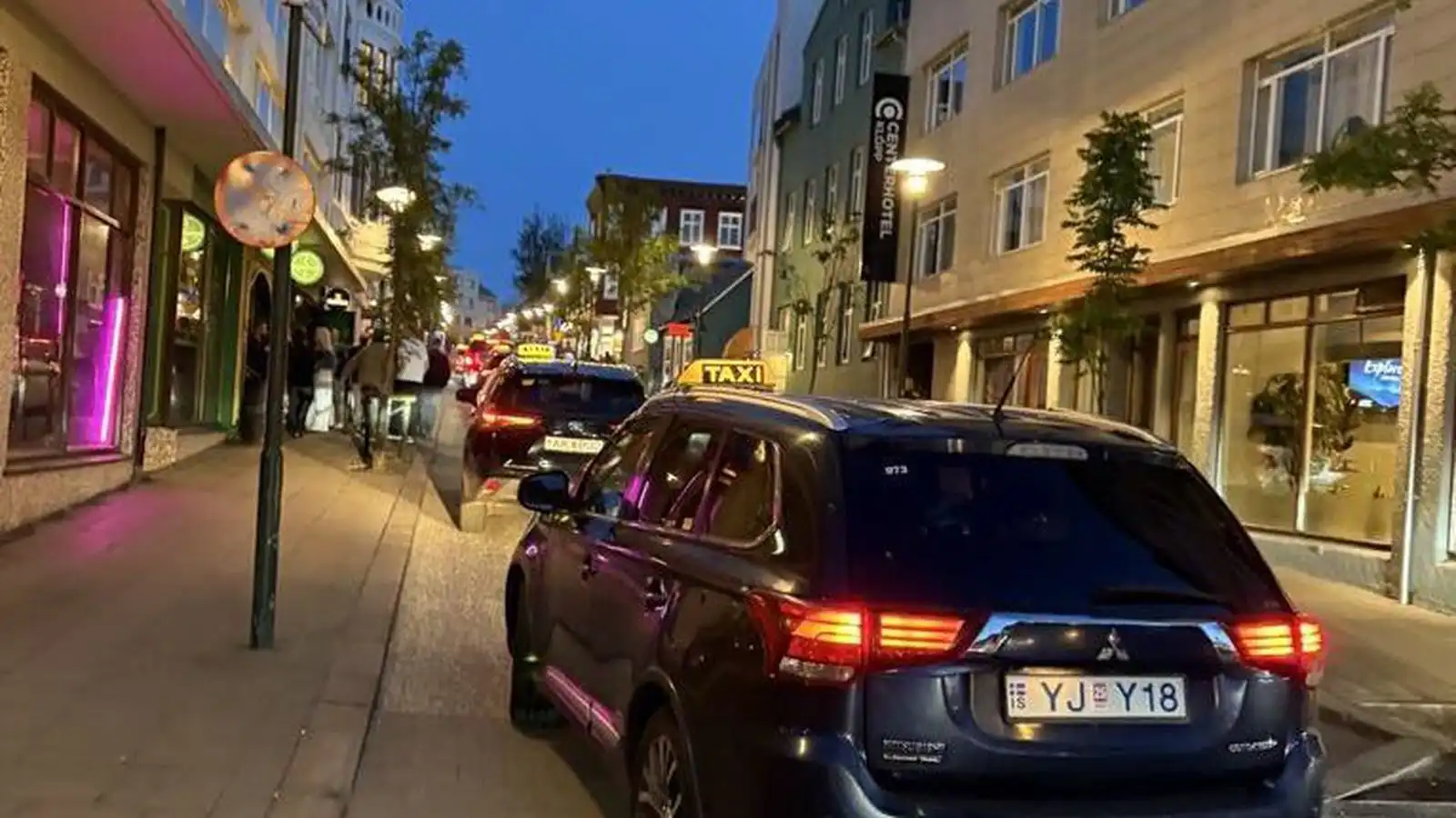 Engin að­stoð við próf­töku og litaðar nú­meraplötur - Vísir