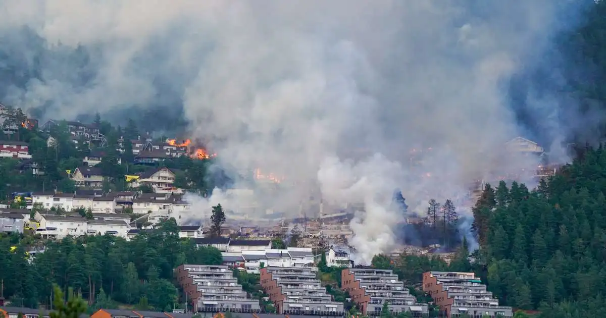 Enn ekki náðst að slökkva eldinn í Drammen