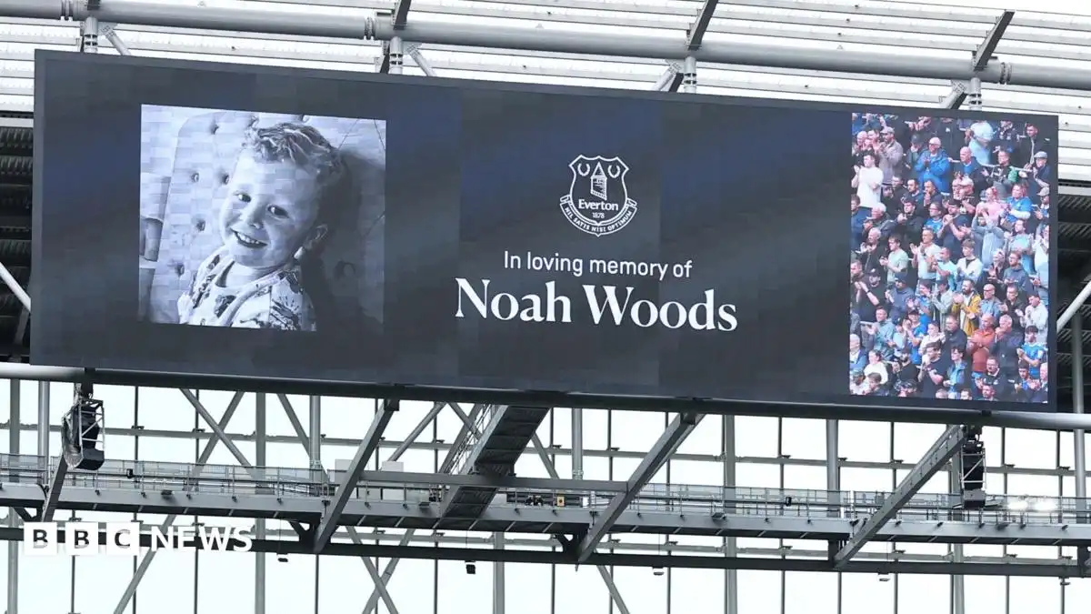 Everton and Ipswich fans and players honour Noah Woods