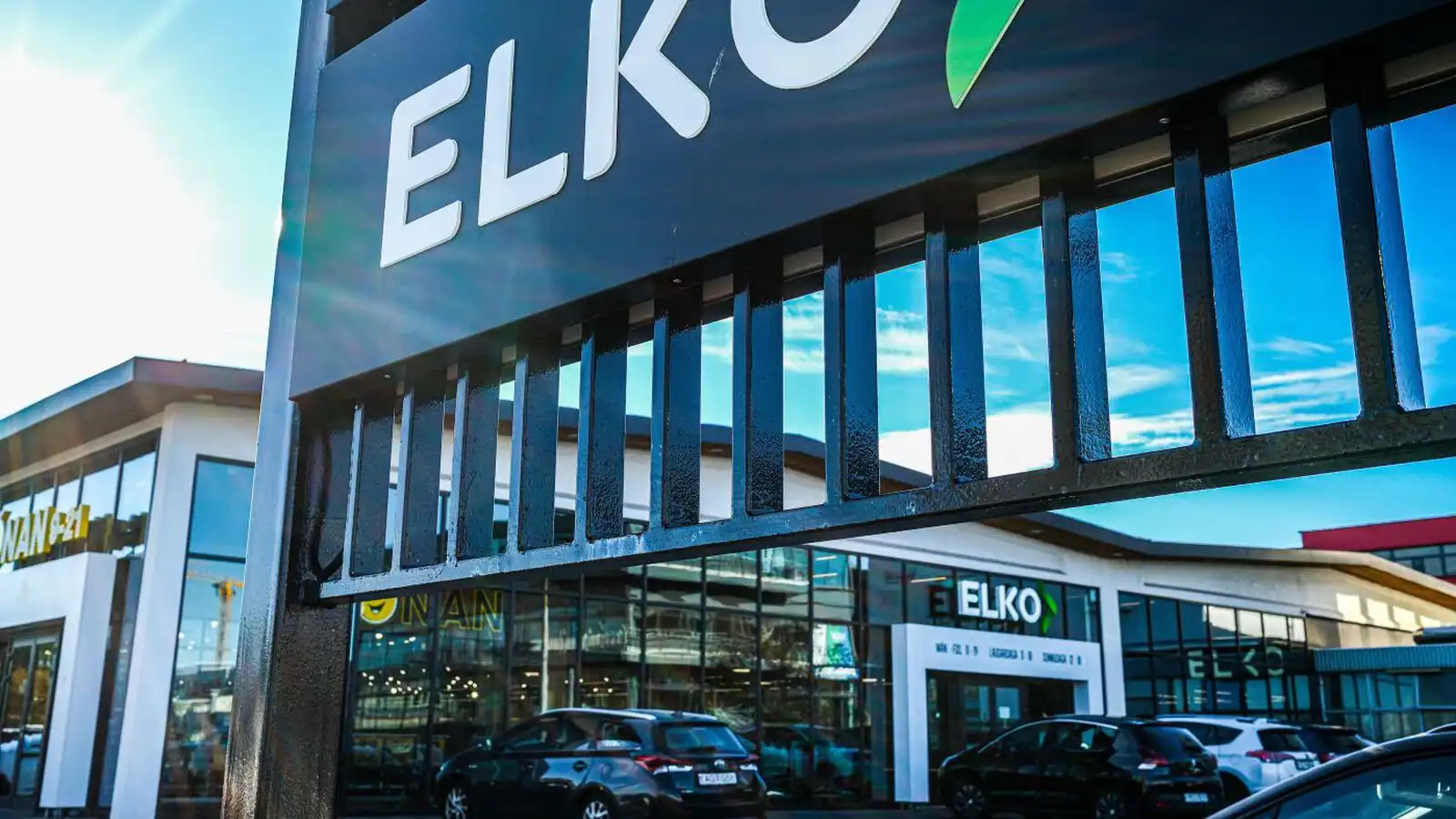 Fæddi barn utan við verslun Elko - Vísir