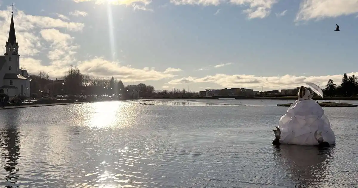 Fagur söngur fljótandi dívu dró marga að Reykjavíkurtjörn
