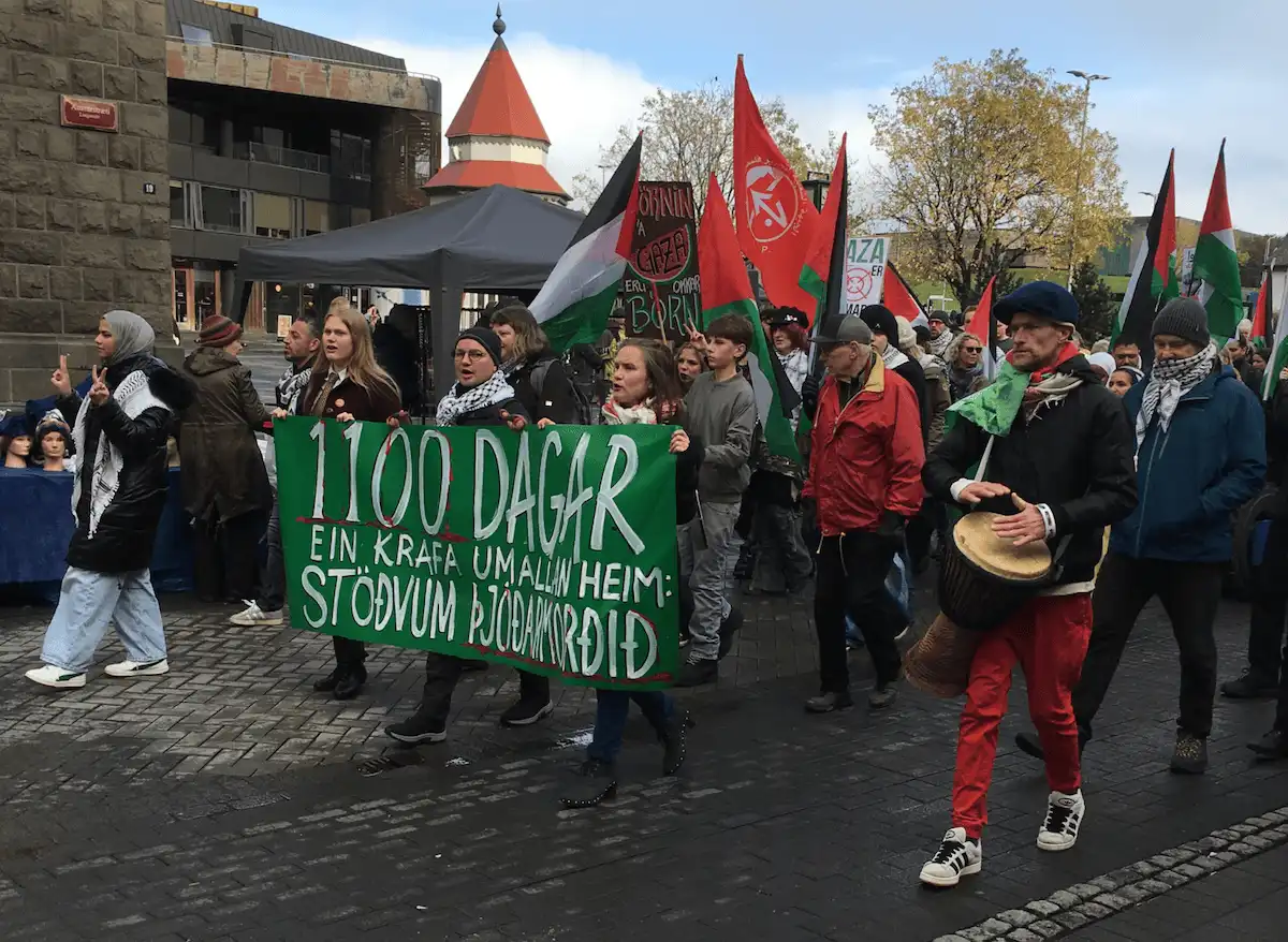 Fáni hryðjuverkasamtaka vekur athygli í Palestínugöngu í Reykjavík