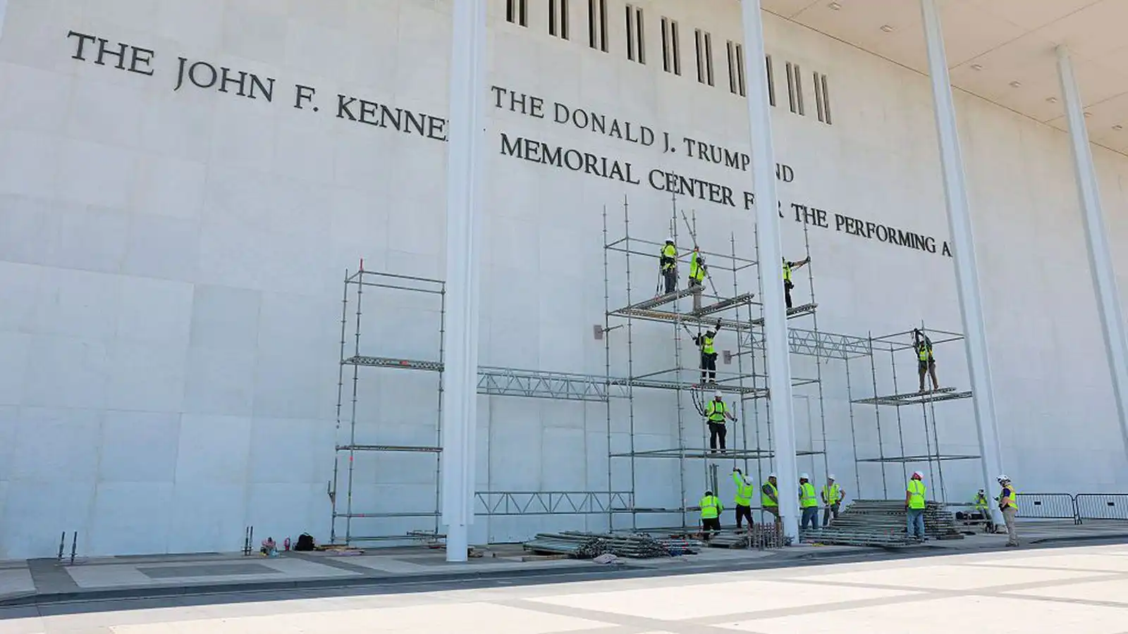 Fara fjalla­baks­leið til að koma nafni Trump á Kennedy-miðstöðina - Vísir