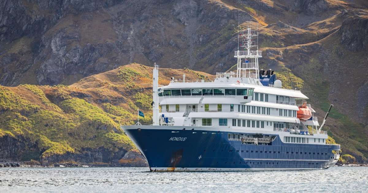 Farþegar létust eftir bráð veikindi í öndunarvegi – skipið á að sigla um Ísland í maí