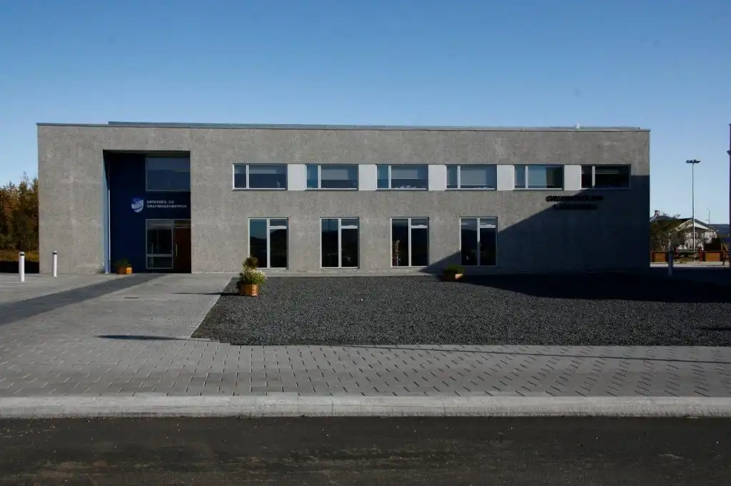 Fékk nóg eftir aldarfjórðung og vildi ekki leyfa nágrönnunum lengur að keyra yfir lóðina