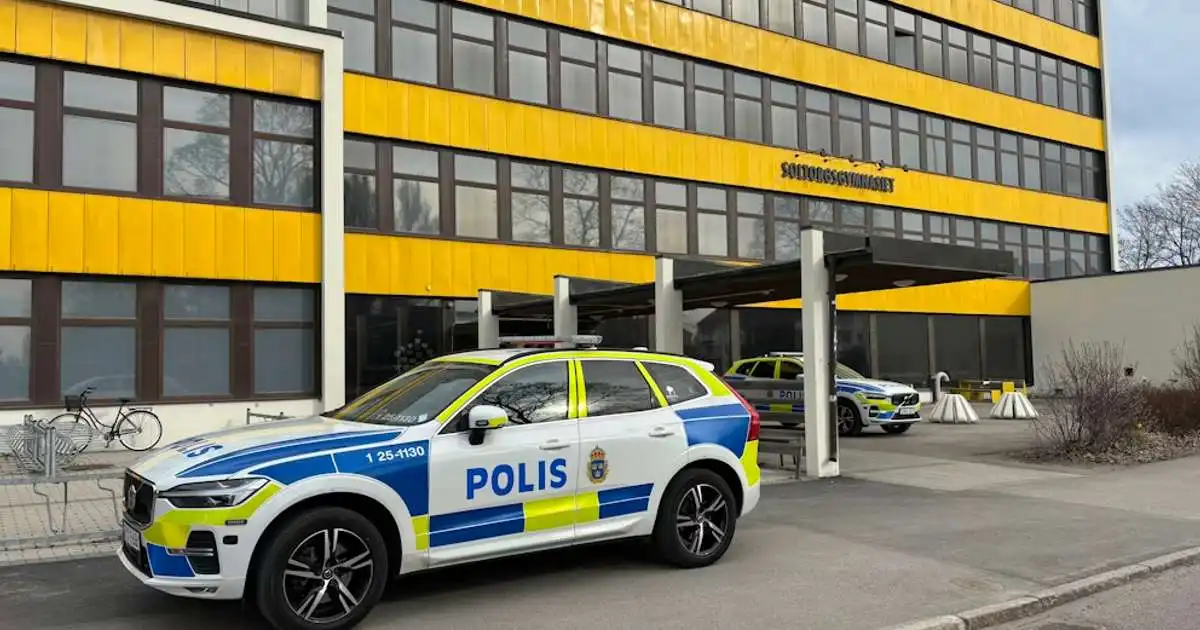 Fella niður skóalahald eftir hótun um skot­árás