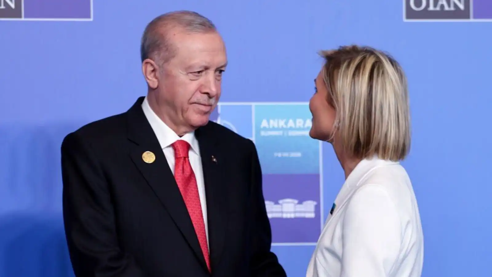 Fengu öll á­letraða skamm­byssu að gjöf frá Erdogan - Vísir