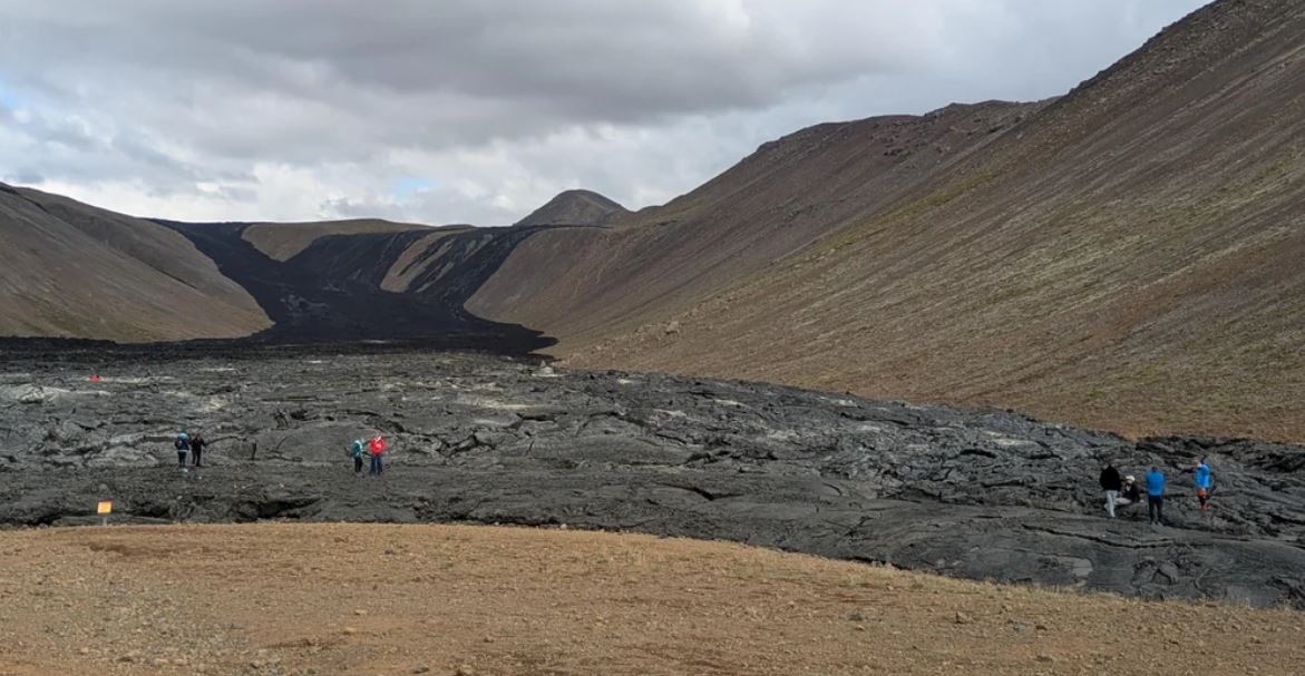 Ferðamenn gefa skít í skiltin og ganga út á hraunið – „Fávitar“
