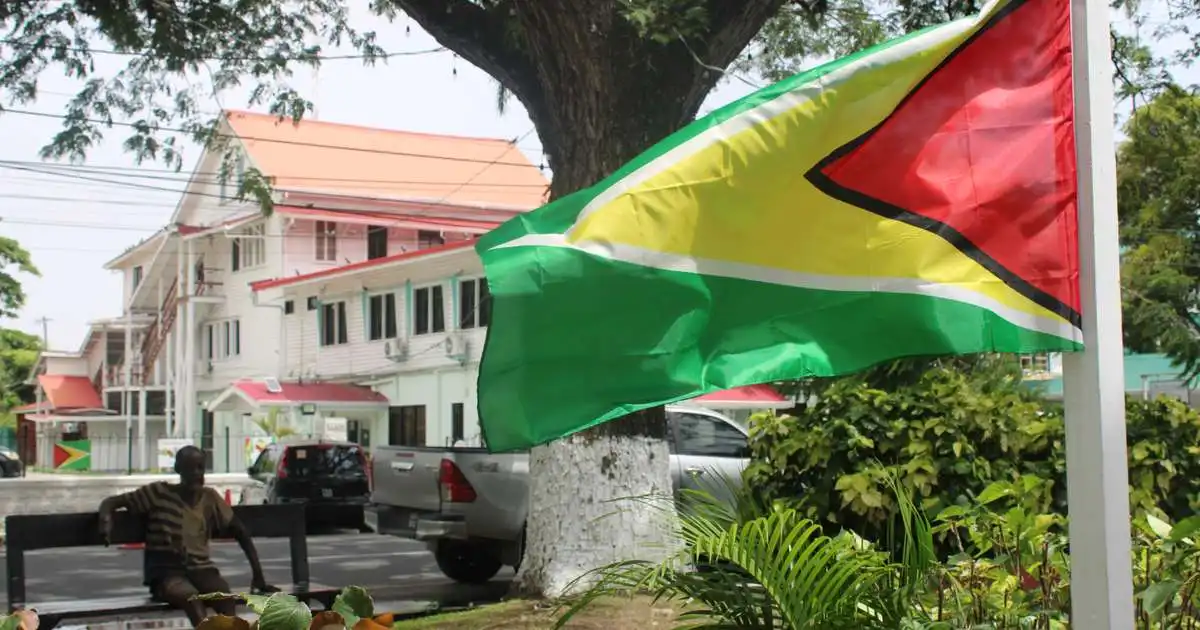 Ferju með yfir eitt hundrað um borð hvolfdi í Guyana