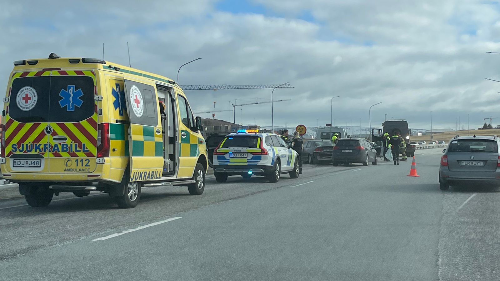 Fimm bíla á­rekstur á Reykja­nes­braut - Vísir