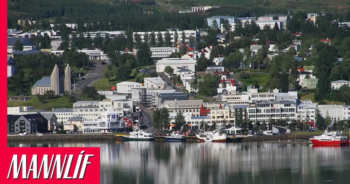 Fimm handteknir eftir að skotvopn fundust í tveimur bílum á Akureyri