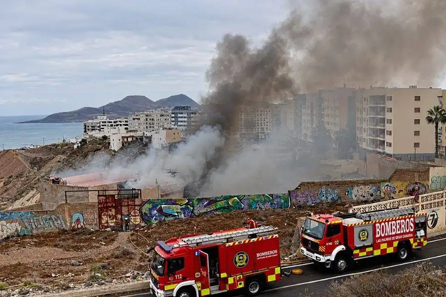Fire breaks out near petrol station in Gran Canaria