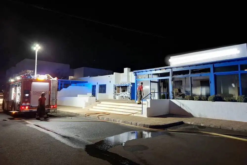 Fire damages estate agency in Playa Blanca’s busy tourist area