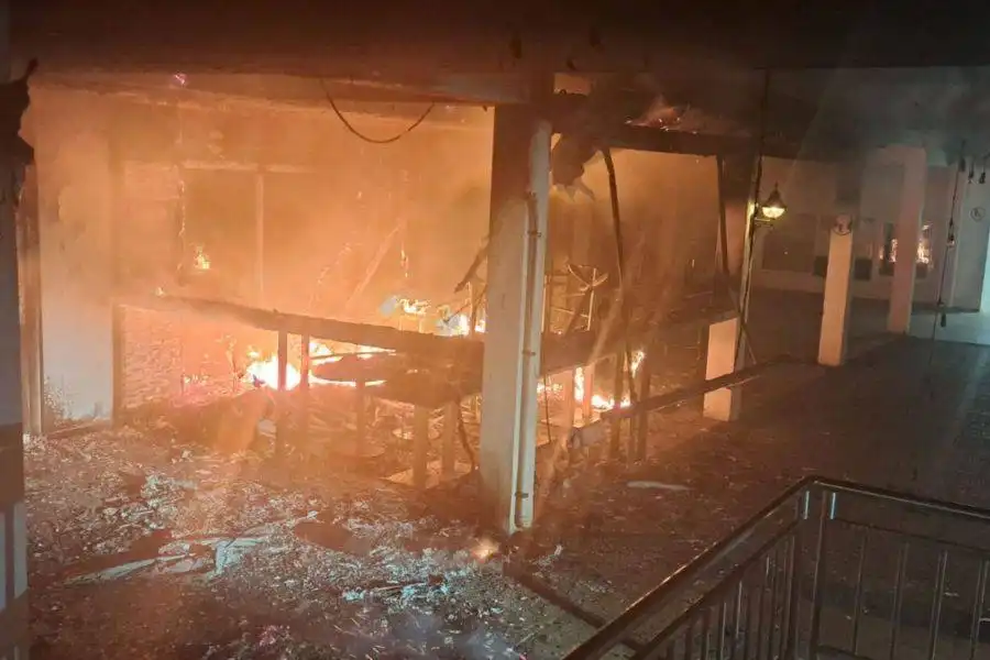 Fire destroys part of Papagayo Shopping Centre in Playa Blanca