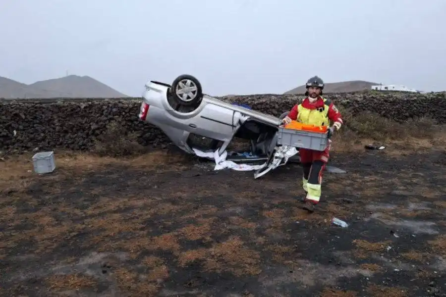 Firefighters rescue man trapped in overturned car in Lanzarote