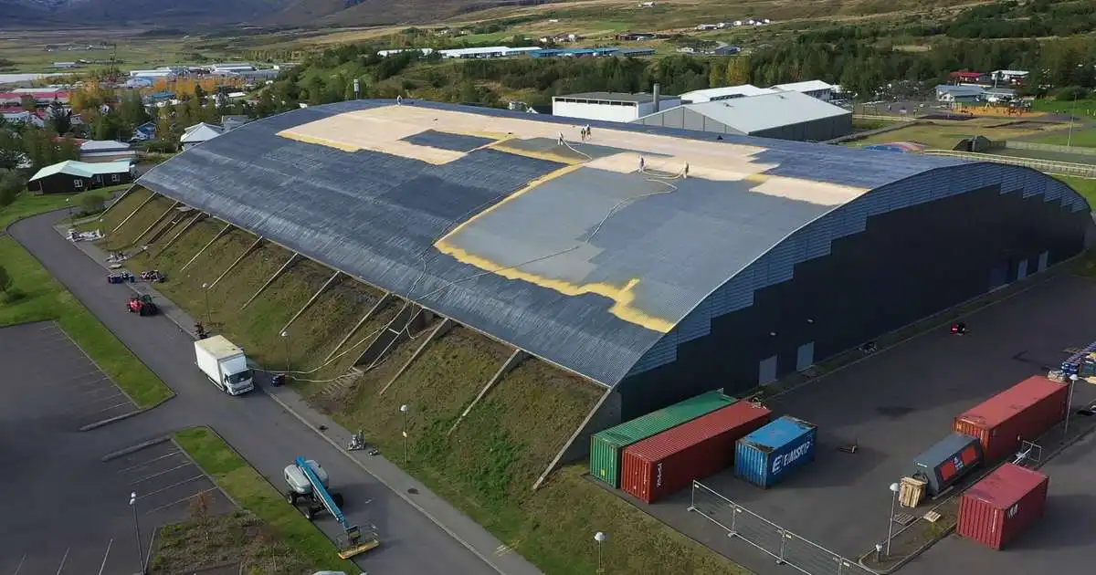Fiskeldisstyrkur nýttur í sólarsellur á Fjarðabyggðarhöllina