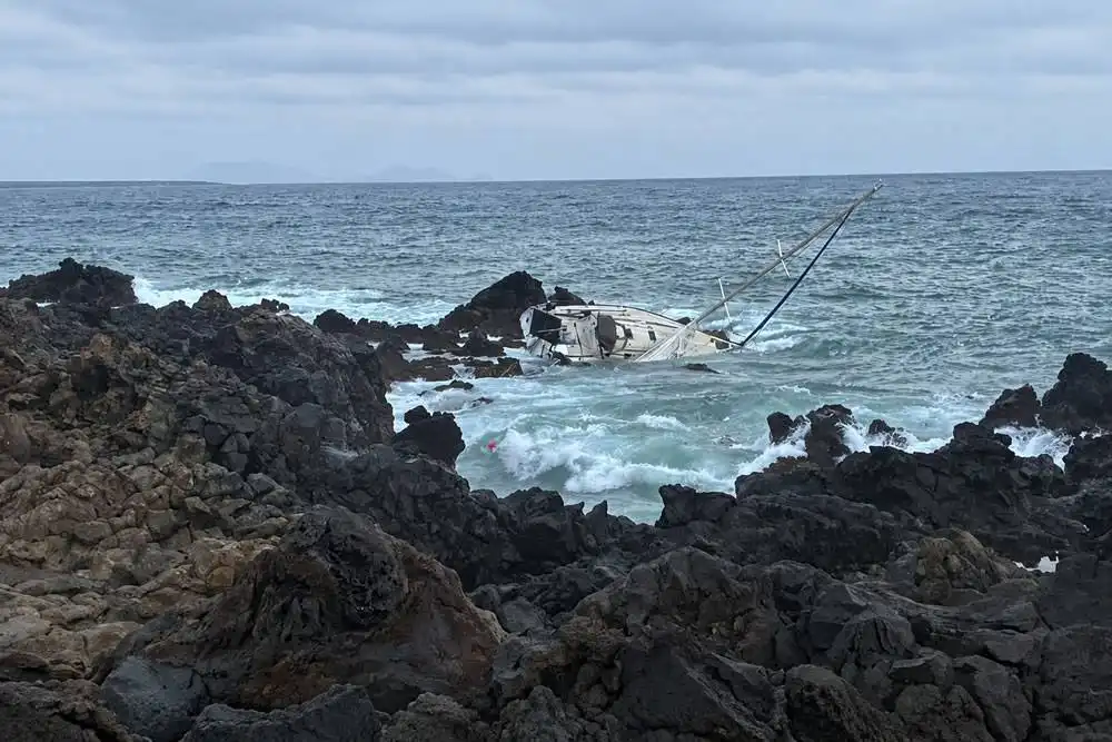 Five injured after yacht hits rocks near Lanzarote harbour