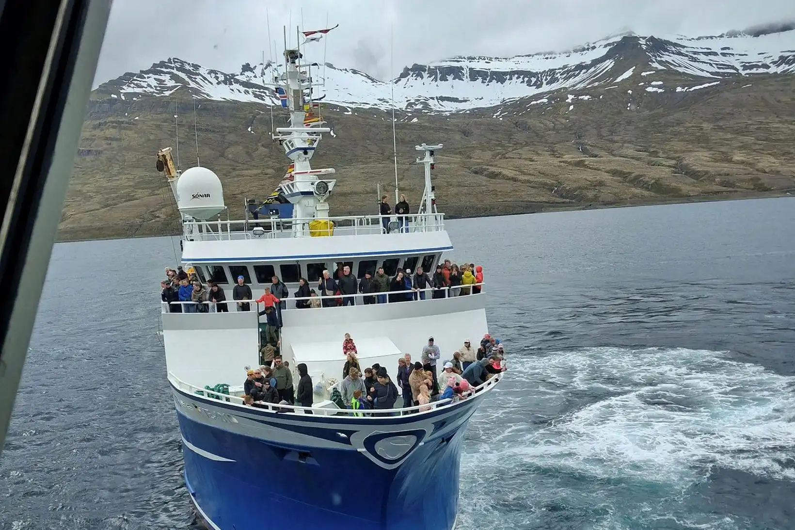 Fjölmenni í siglingu á Fáskrúðsfirði - MBL.IS