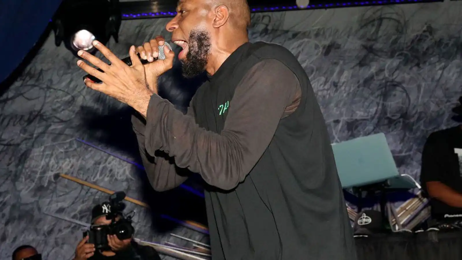 Fjór­tán manns hita upp fyrir Mos Def í Gamla bíó - Vísir