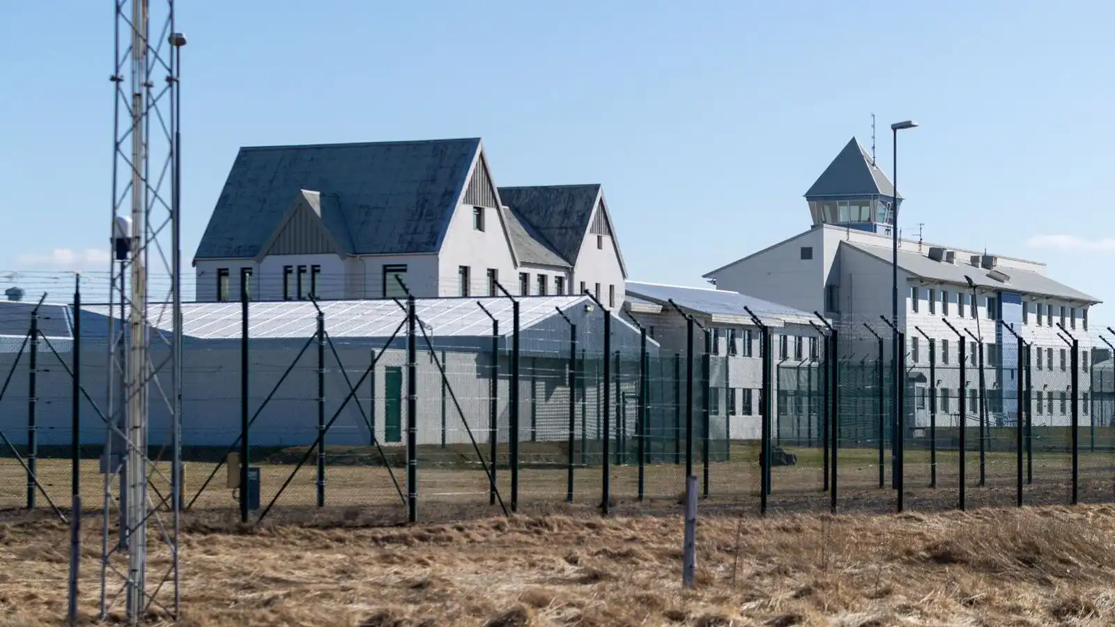 Fjöru­tíu föngum fylgt úr landi fyrstu níu mánuði ársins - Vísir