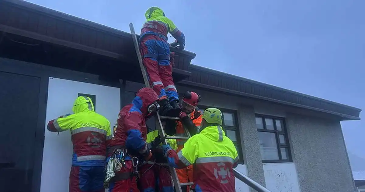 Fjúkandi þök á Siglufirði