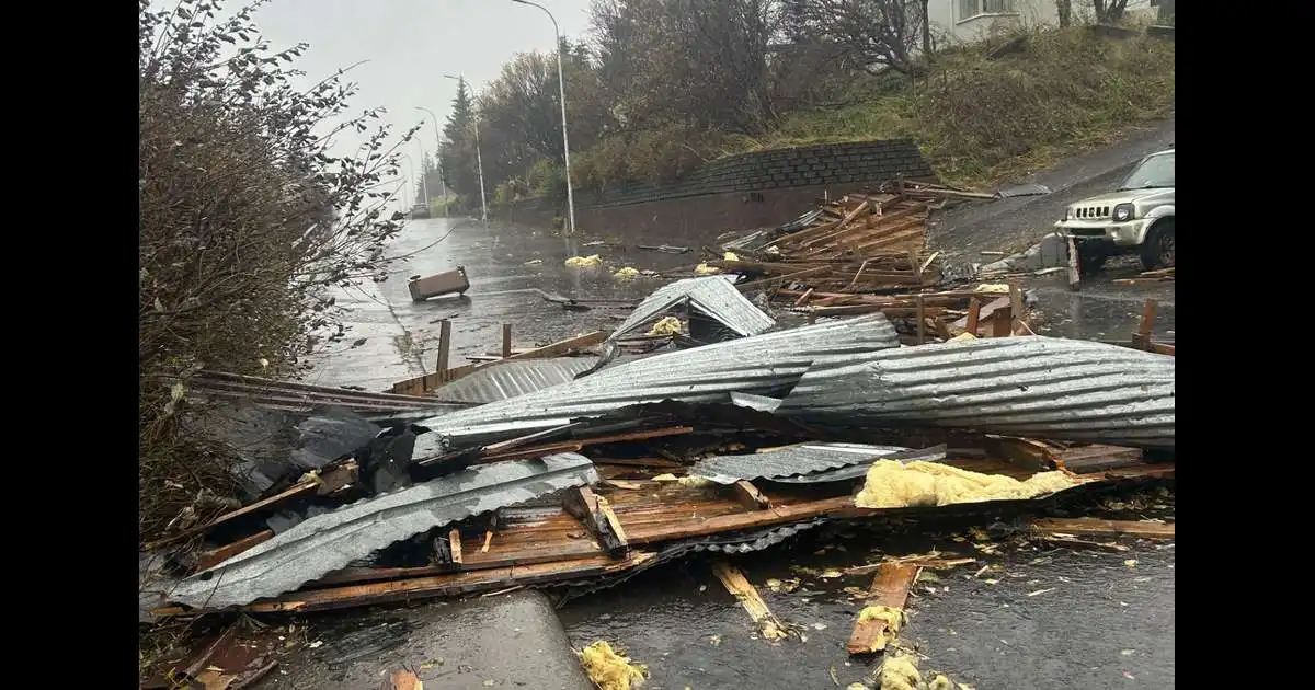 Fjúkandi þök og talsvert tjón á Siglufirði
