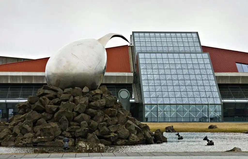 Flóttamaður með þrjú nöfn fór huldu höfði eftir nauðgunarákæru – Fingraför komu upp um hann á Keflavíkurflugvelli