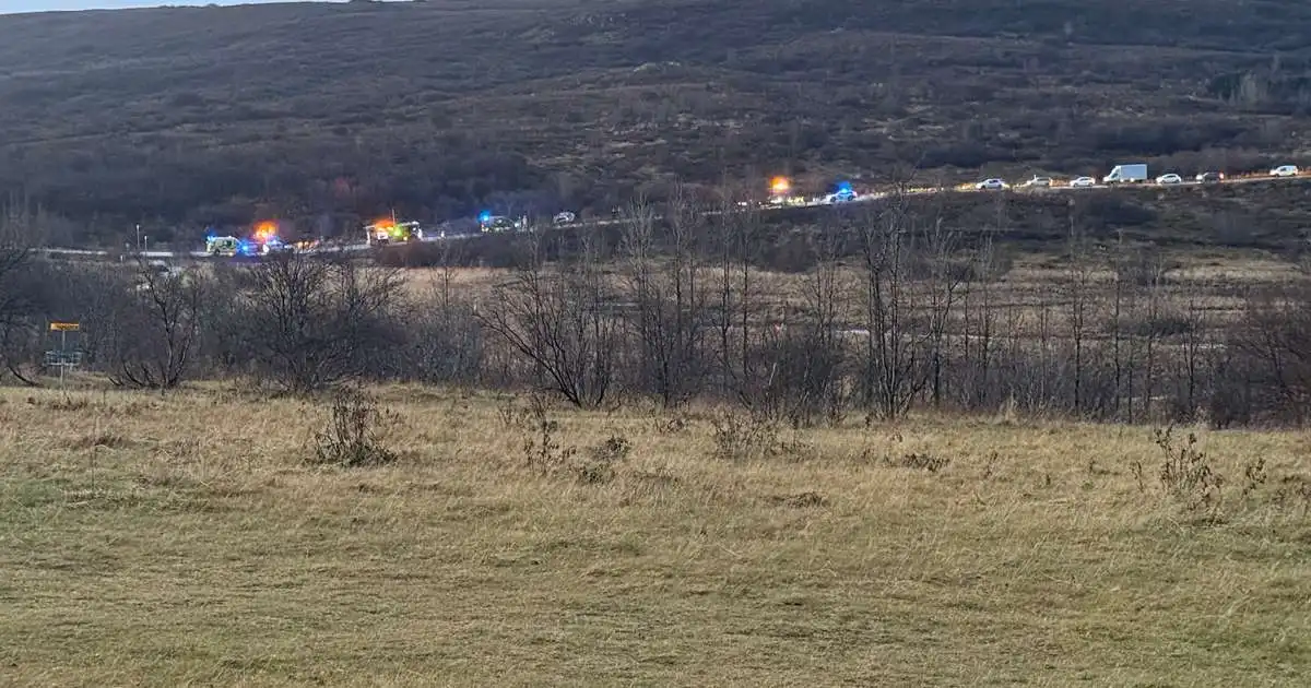 Flóttamannaleið lokaðist vegna bílveltu