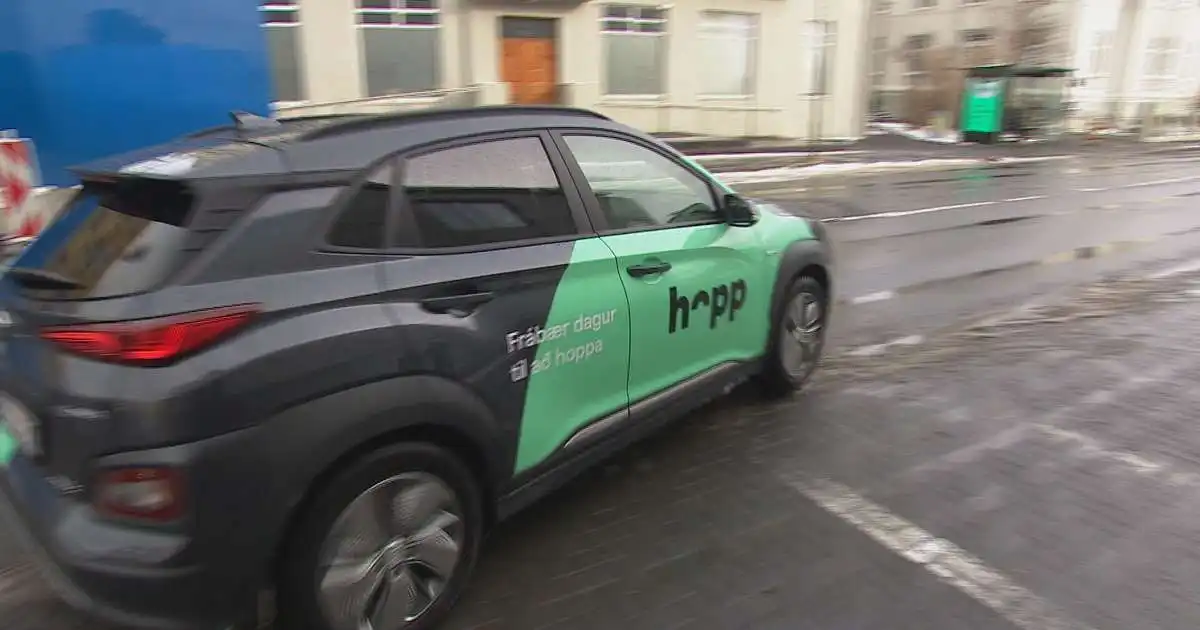 Flúði lögreglu á Hopp-deilibíl og skemmdi bíla