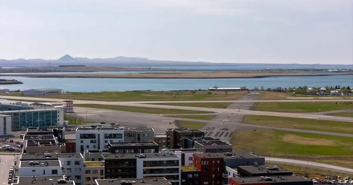 Flugbraut lokað vegna dróna