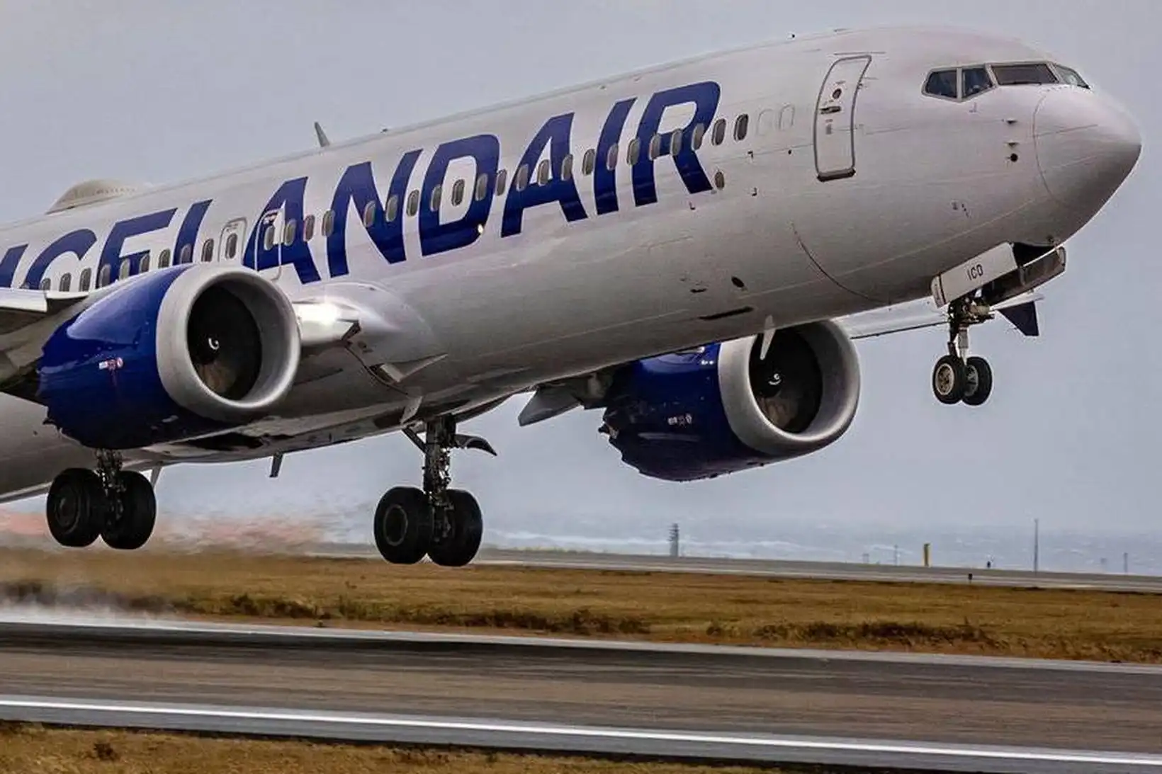 Flugstjórar með tæpar þrjár milljónir - MBL.IS
