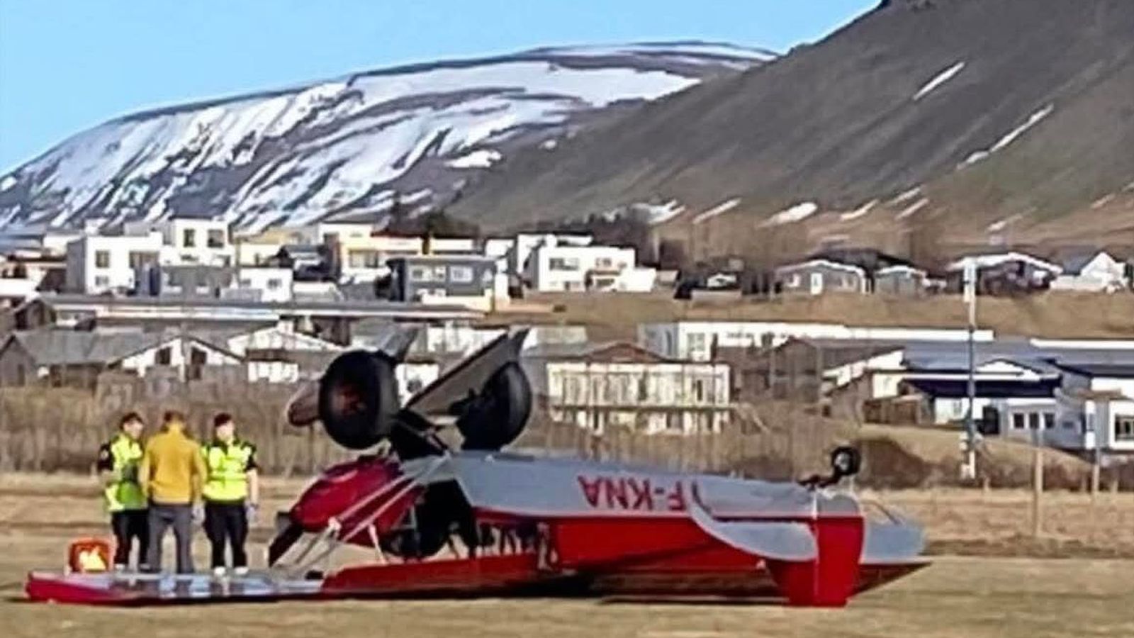 Flug­vél lenti á hvolfi í Mos­fells­bæ - Vísir