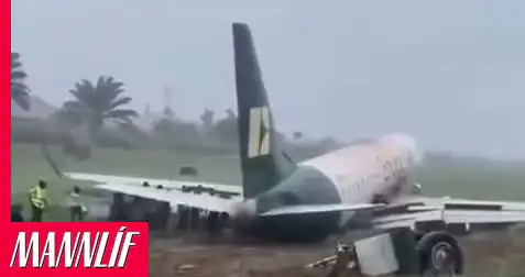 Flugvél rann út af flugbraut í úrhellisrigningu