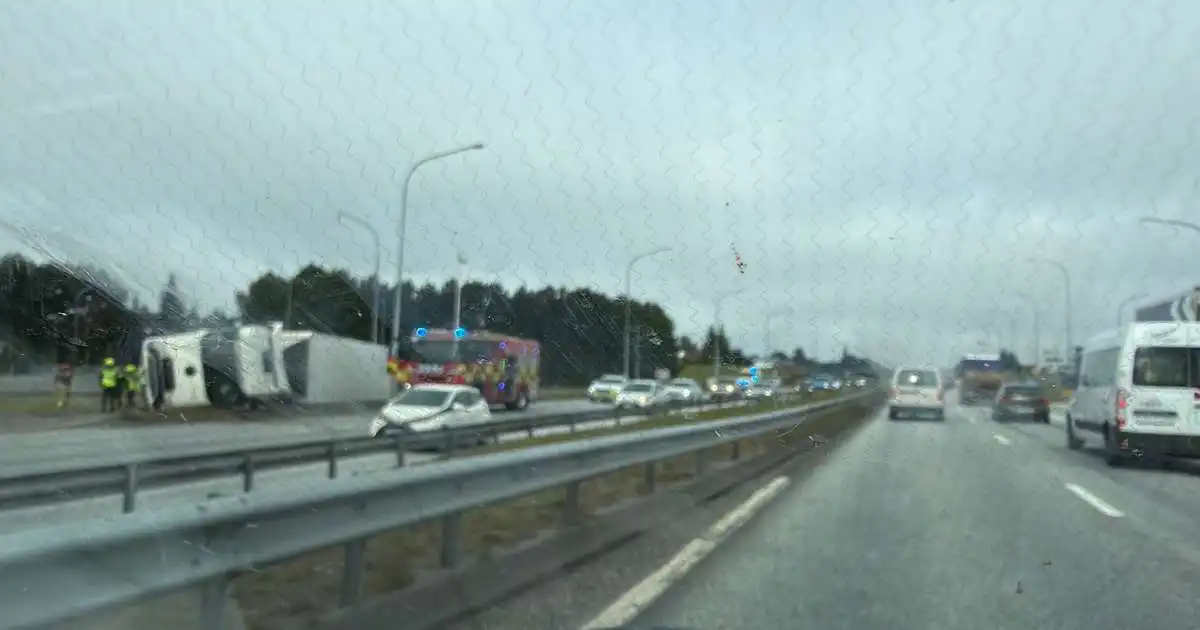 Flutningabíll valt í Ártúnsbrekku