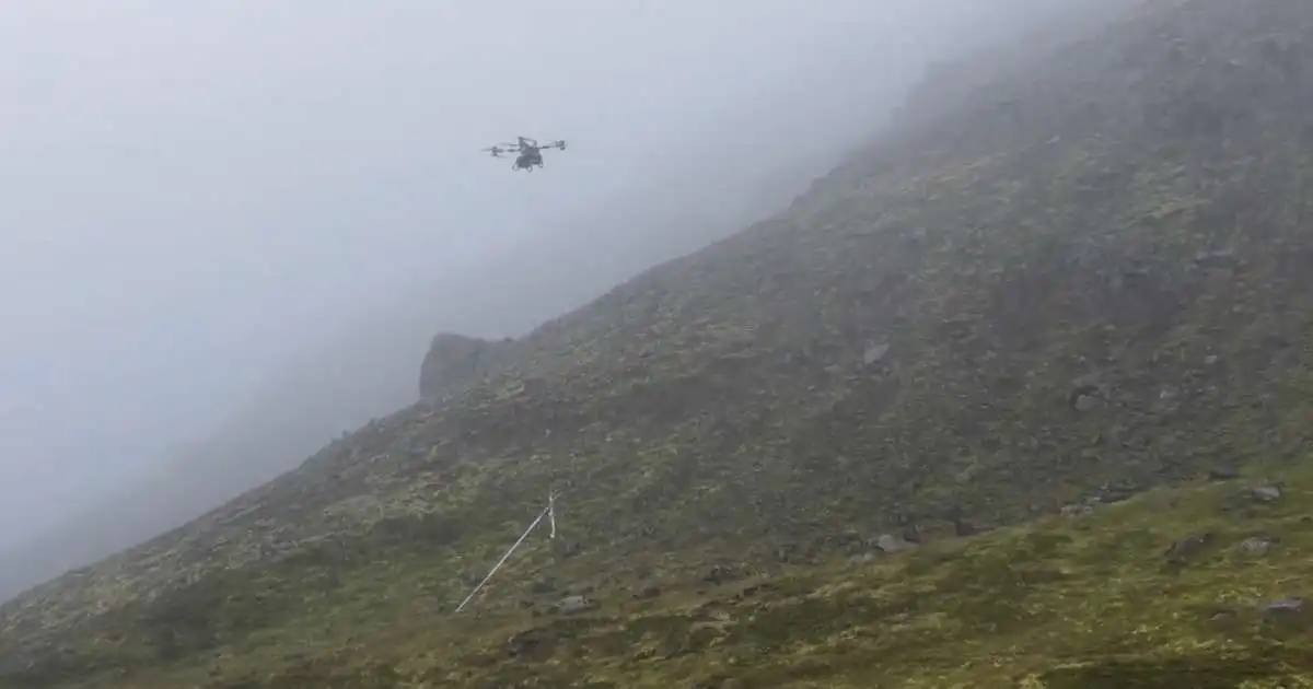 Fluttu snjómæla upp í fjallshlíð með dróna