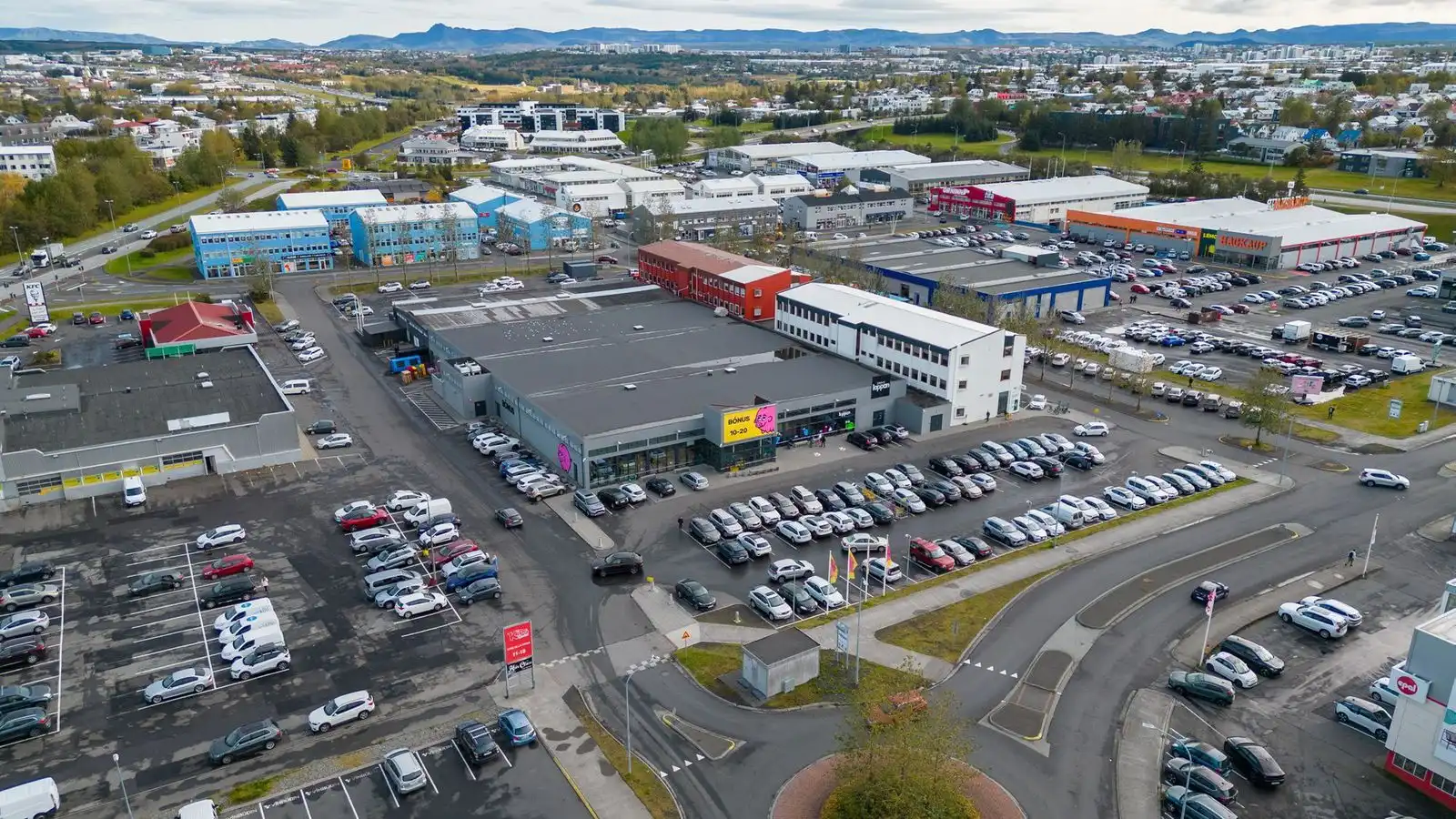 Fluttur á bráða­mót­töku eftir líkams­á­rás í Skeifunni - Vísir